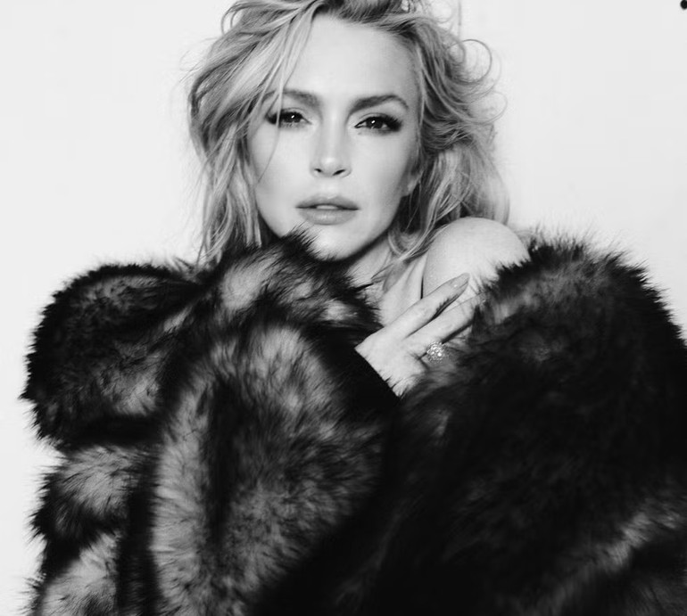 Лохан у боді та шубці виставила стрункі ніжки для звабних фото в глянці. Фото