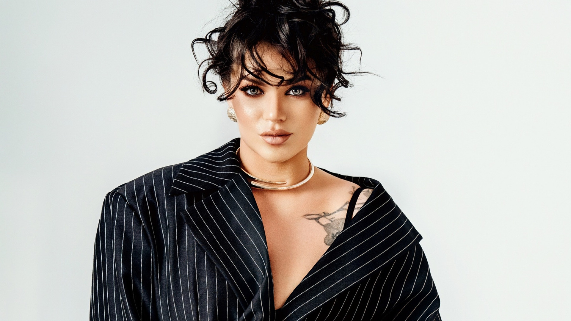 "Вау-сукня", влучні аксесуари і beauty-мінімум: cтилістка порадила, що взяти з собою у відпустку. Фото
