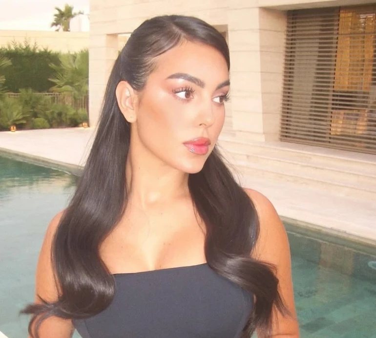 Наречена Роналду в екстра міні блиснула сідницями коло басейну