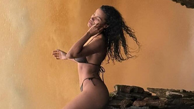 Кунакі у шоколадному бікіні вигнулася під бризками водоспада у Венесуелі. Фото