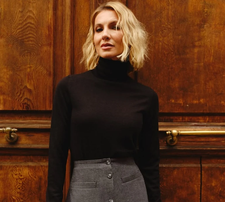 Юрушева в ажурних колготах та міні наробила фешн-фото на вулицях Мілана