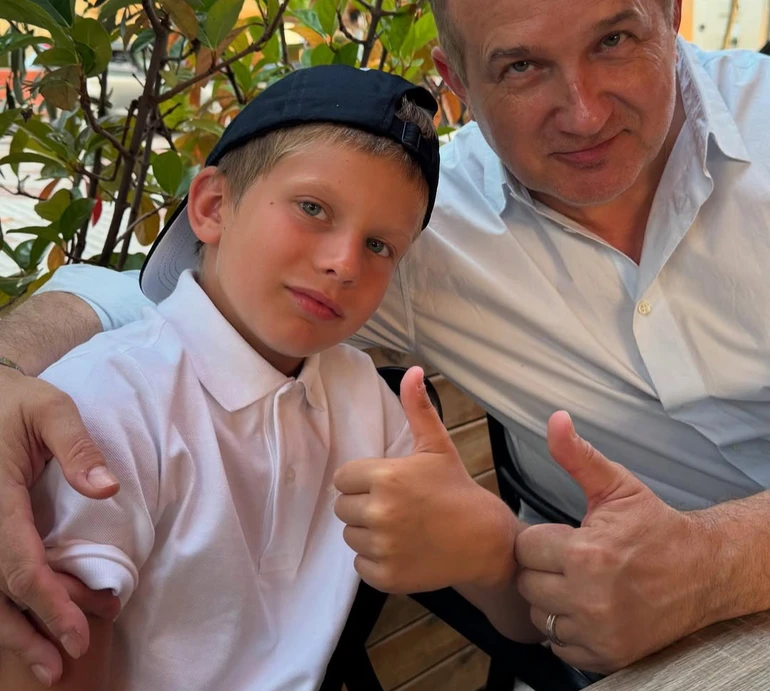 Горбунов на потішному відео показав спортивні розваги з 8-річним сином