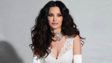 Lama в мереживно-білизняному луці та срібних прикрасах попозувала для спокусливих фото у воді