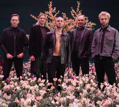 Відколи між нами крижане море: Тополя в кліпі Антитіл із безліччю поцілунків вилив тугу за коханням, що не зникає без сліду