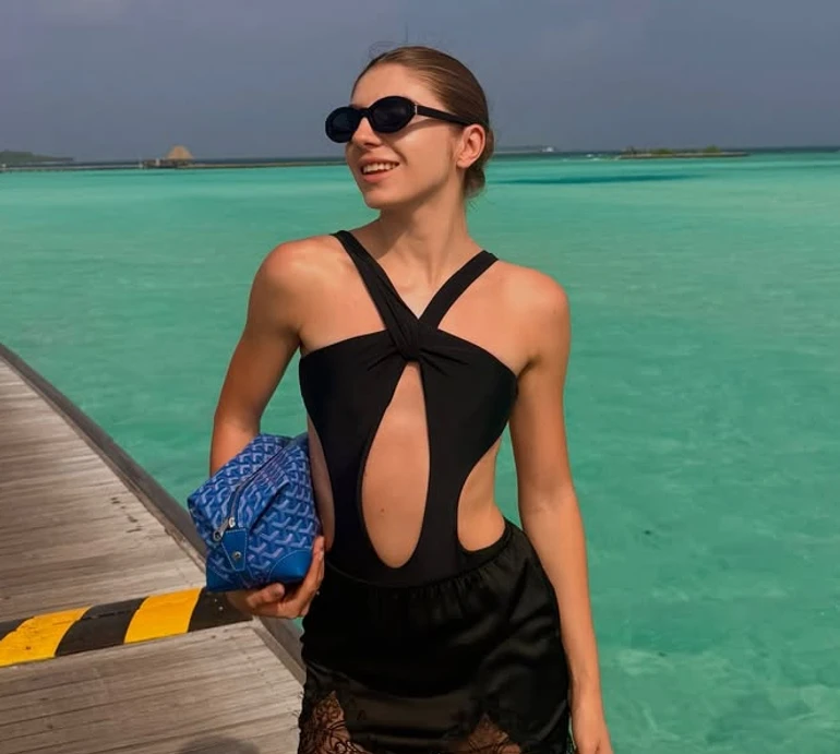 Дружина динамівця Нещерета похвалилася струнким тілом у бікіні на мальдівському пляжі