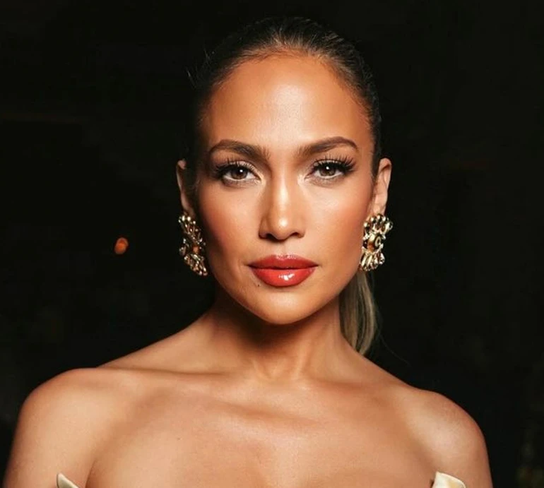 Джей Ло в атласній сукні та чудернацьких окулярах посвітила бюстом на модній вечірці. ФОТО