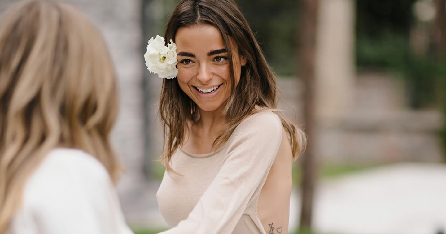 Киімі бар өте әдемі қыздармен секс Сексуалды Манижа Дар Вагонистан