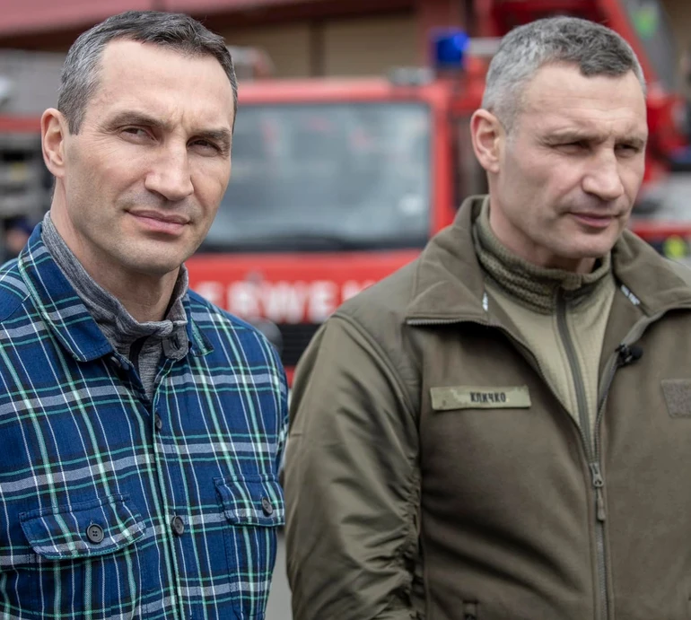 Більш близького друга в мене немає: Кличко-старший проникливо привітав брата з 49-річчям