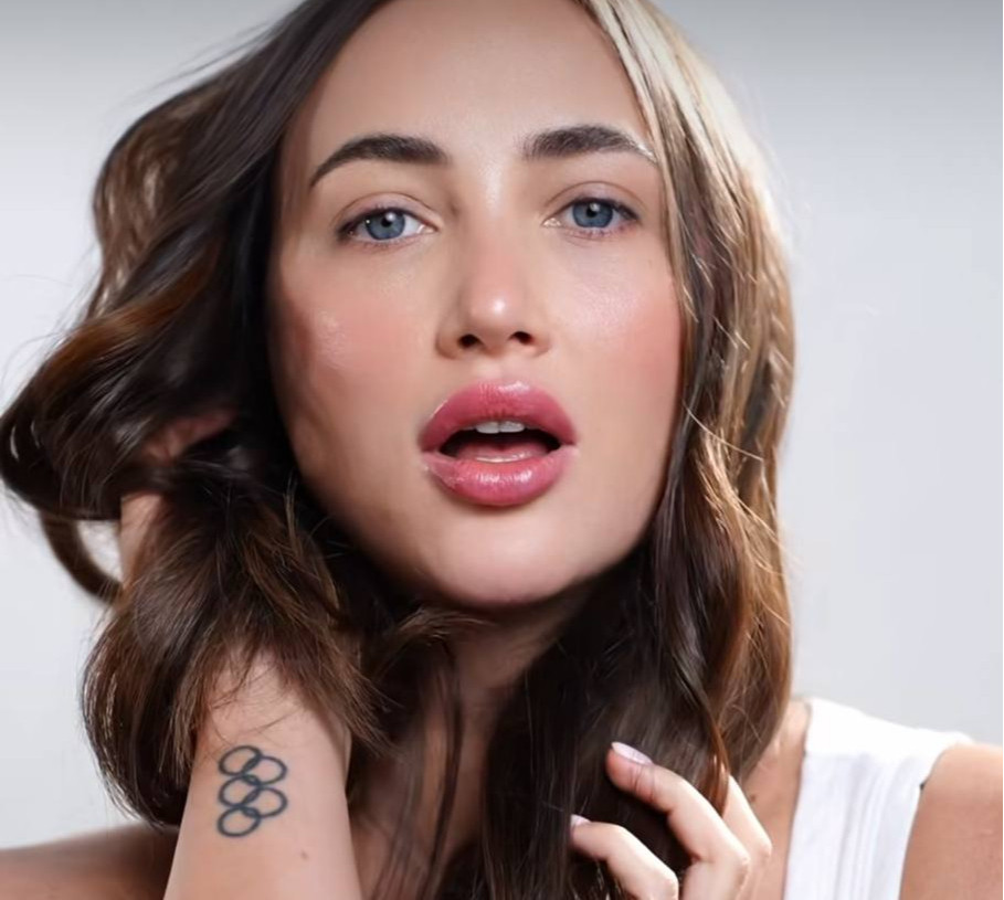 Важливе нагадування: Різатдінова показалася без мейкапу та яскраво намалювалася перед камерою