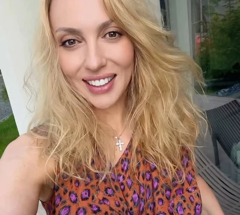 На це можна дивитися вічно: мережу насмішило відео, як Полякова закуняла на сцені та впустила мікрофон