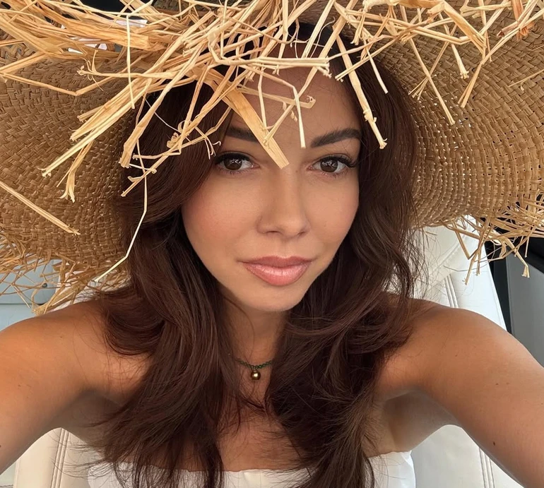 Кухар у паєтковому купальнику заселфилася з дочкою на відпочинку