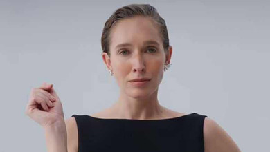 Мінімум мейку та сукня за 70 тисяч: Осадча у гламурній зйомці оголила спину та довгі ноги. Відео