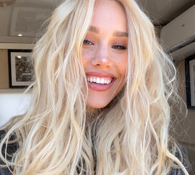 Поки син у садочку: Квіткова в обіймах Бражка наробила фото в ліфті