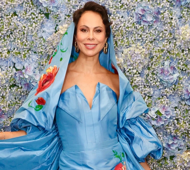 Блакитний вибух: ексдружина Кличка похвалилася ніжками у кутюрному луці з ручним розписом