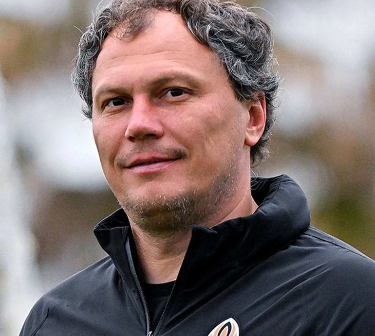 Пятов на сімейному відпочинку в Буковелі попозував із чотирма нащадками для затишного фото