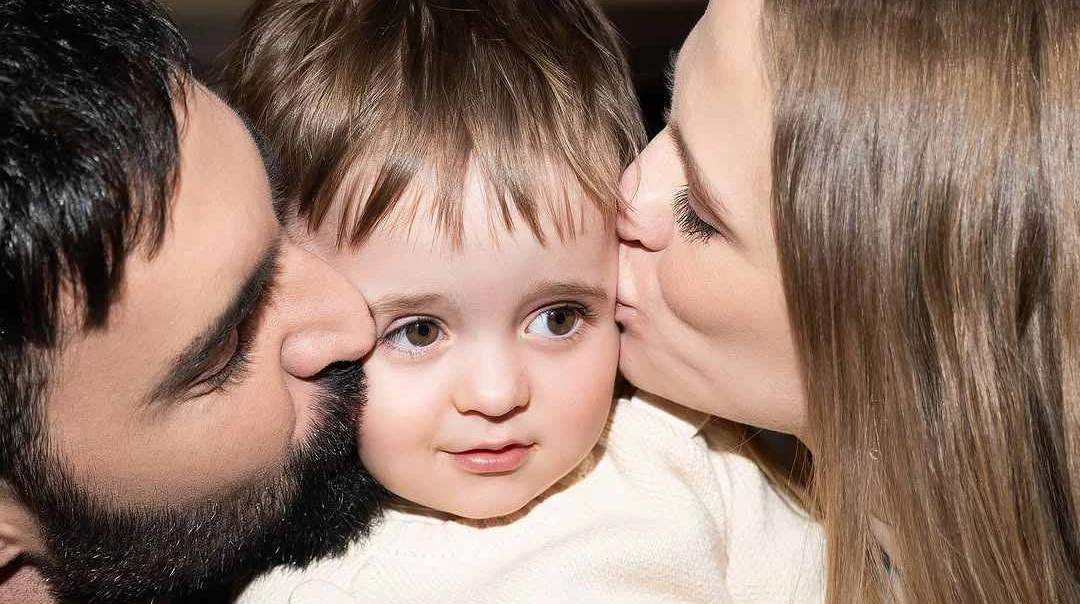 Я допомагав таткові співати: 2-річний син Козловського зворушив появою на сцені під час його концерту