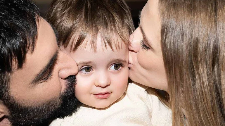 Я допомагав таткові співати: 2-річний син Козловського зворушив появою на сцені під час його концерту