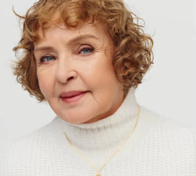 Духовна реліквія: Роговцева, Бевза та Кацуріна попозували у коштовній калині. ФОТО