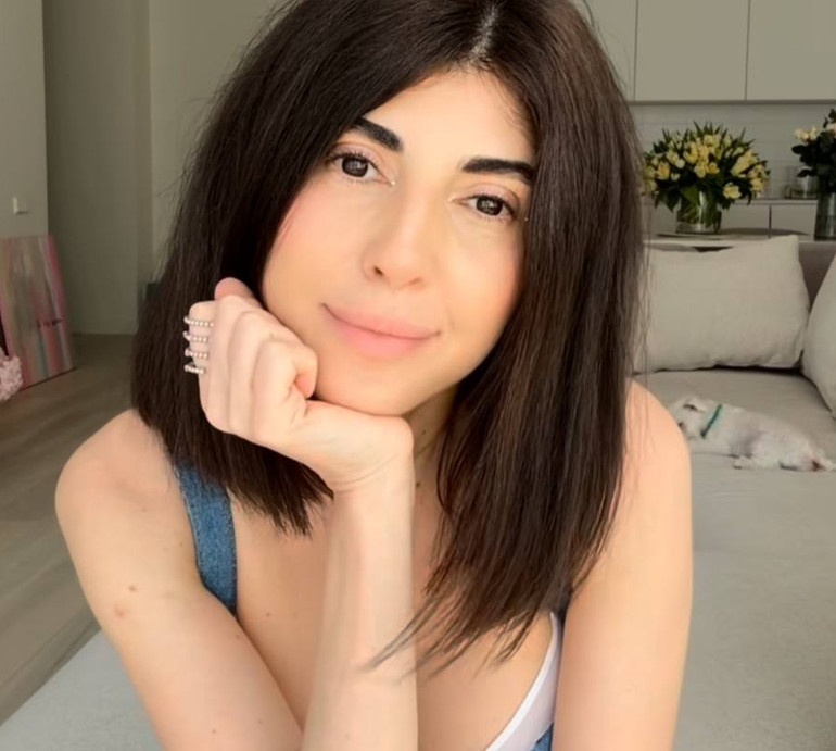 Мусіна в купальнику з декольте до пупа посвітила формами на Майорці