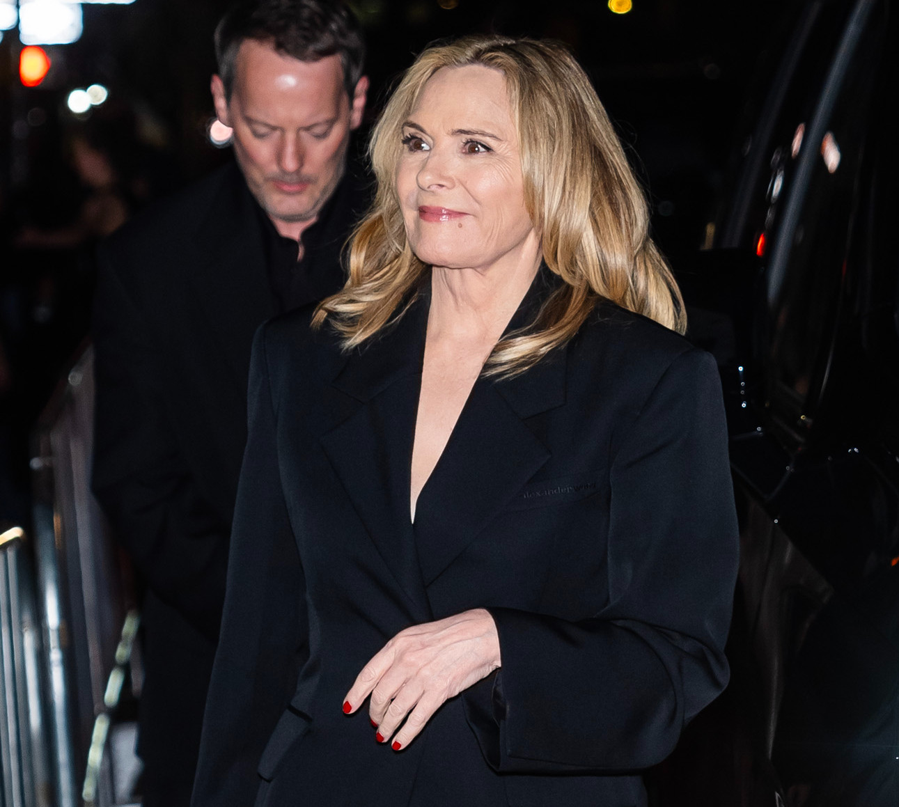 67-річна Кім Кетролл в елегантному міні попозувала з молодшим на 14 років бойфрендом. Фото