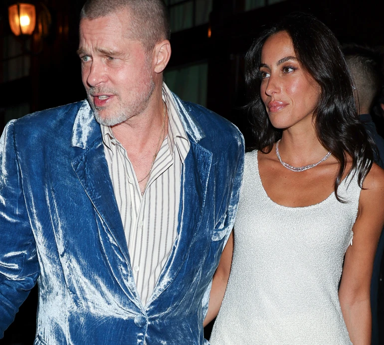 Оксамит, джинси оверсайз та шовкова сорочка: Бред Пітт здивував екстравагантними луками на побаченнях з коханою у Нью-Йорку