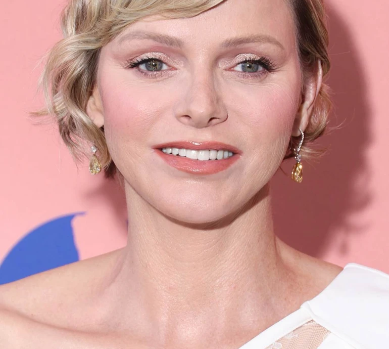 Княгиня Шарлін у вишуканій сукні кольору мушлі зустрілася на ланчі з Робін Райт. Фото