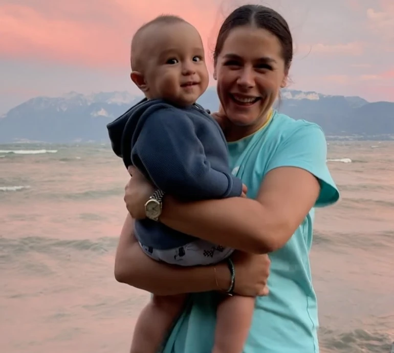 Навчитися бути тут і зараз: Онуфрійчук із 1-річним сином помилувалися заходом сонця над Женевським озером