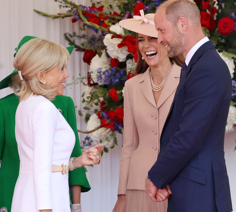 Міддлтон у нюдово-рожевому Dior та перлах принцеси Діани разом із принцом Вільямом зустріла Макронів з літака. Фото