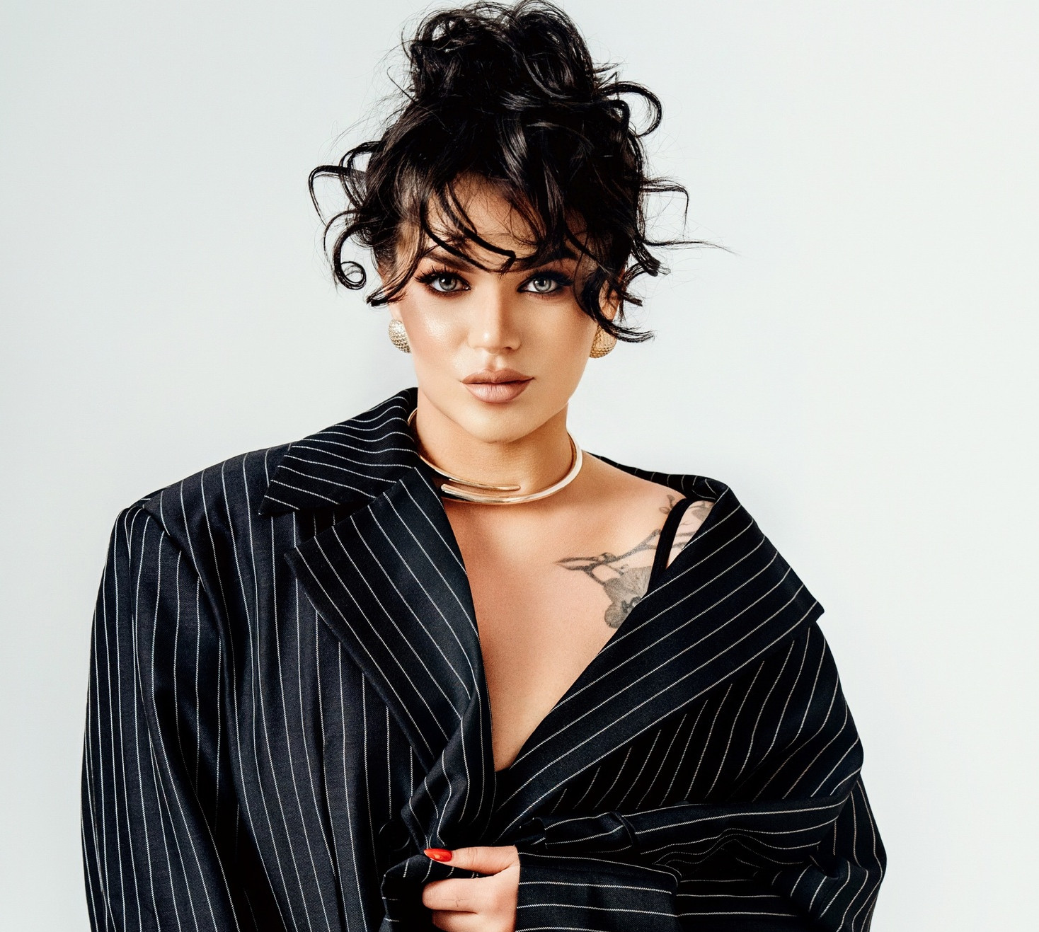 Вау-сукня, влучні аксесуари і beauty-мінімум: cтилістка порадила, що взяти з собою у відпустку. Фото