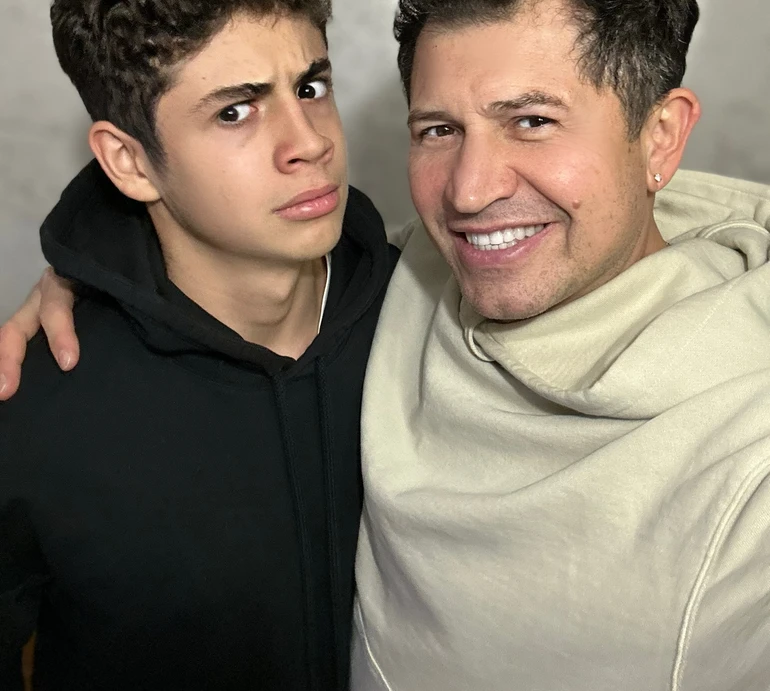 Любов, яка не знає кордонів: Дімопулос щемко звернулася до сина на його 17-річчя, а Джеджула влаштував йому домашню вечірку. Фото