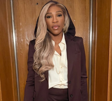 Серена Вільямс в екстраміні та розстібнутій сорочці показала свій варіант бізнес-кежуалу. Фото