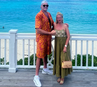 Разом до смерті: Ф'юрі романтичними обіймами коло океану привітав дружину з 20-річчям стосунків. Фото