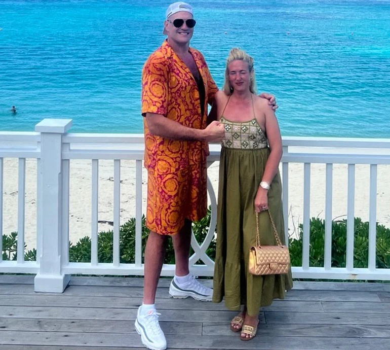 Разом до смерті: Ф'юрі романтичними обіймами коло океану привітав дружину з 20-річчям стосунків. Фото