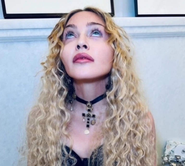 Бешкетниця Мадонна повернулася: 64-річна зірка вмістила бюст у корсет та попозувала на унітазі