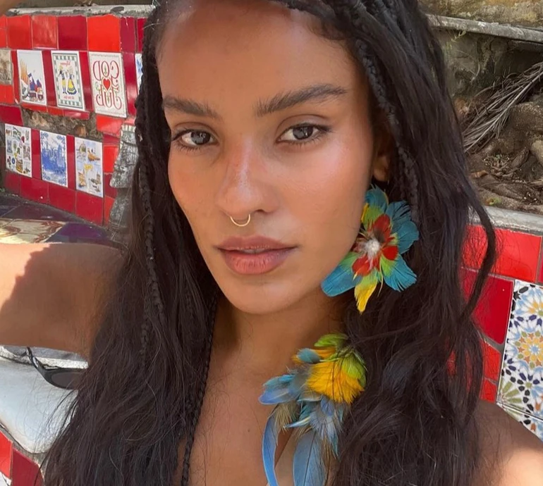 Нова дівчина Касселя всілася на нього і привітала з 57-річчям. ФОТО