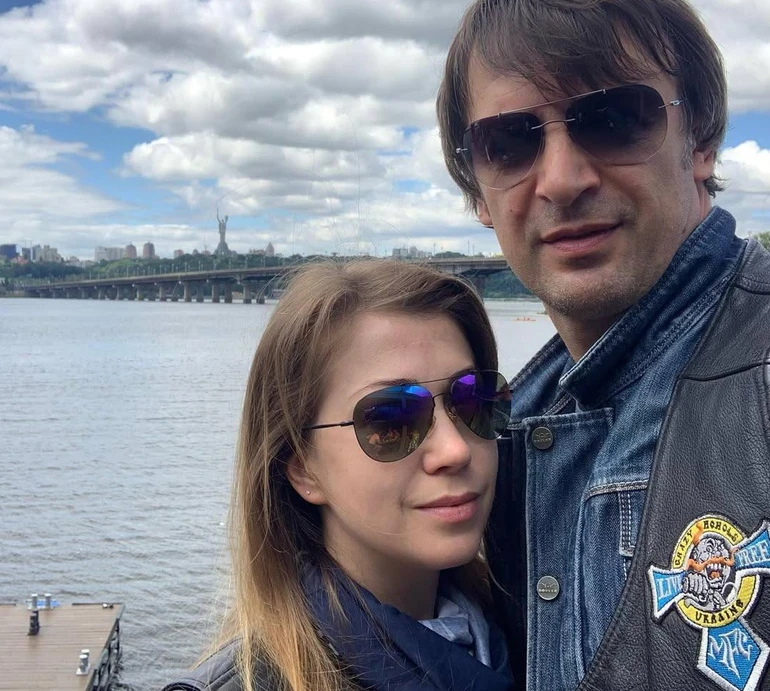 Кохана Шовковського заселфилася з ним на тлі літературного героя, а без нього - на спорті та в басейні