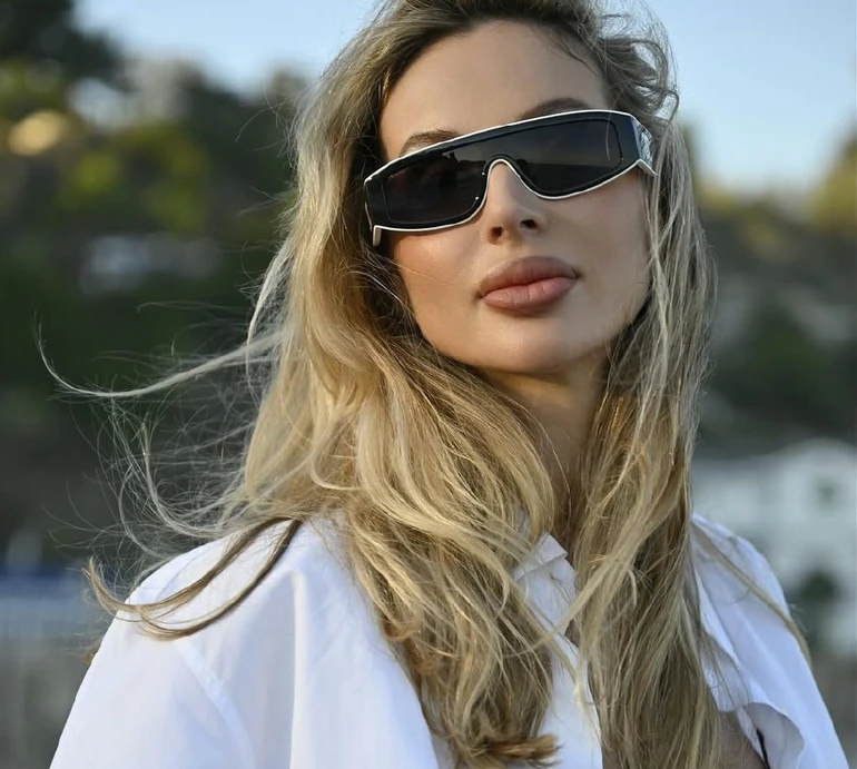 Лобода у ліфі й мінішортах наробила ніжних фото у Малібу