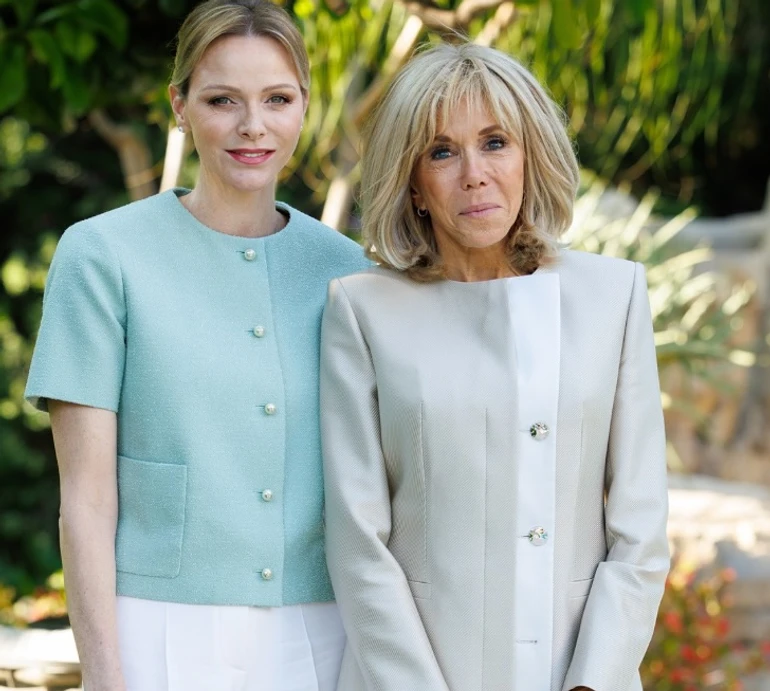 Княгиня Шарлін у пастельному Dior похвалилася своїм садом дружині Макрона у Louis Vuitton. Фото