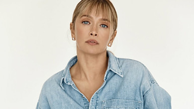 Денім під колір очей та обтисле міні: Брежнєва у різних луках і топлес попозувала для стильних фото