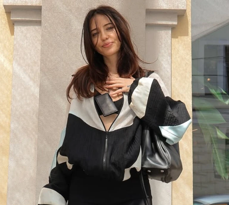 Три тренди в одному луці: Дорофєєва у капрі та ліфі посвітила животом біля кав'ярні