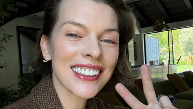 Усміхнена Йовович заселфилася з коханим на модному показі у Парижі