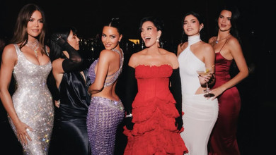 Цукерберг і Безос з дружинами, Бібери та сестри Хілтон розважилися на ювілеї мами Кардашян в стилі фільмів про Бонда. Фото