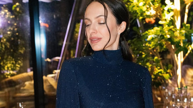 Слова зайві: Горняк у блискучому міні з драпіруванням попозувала з келихом вина на модній вечірці