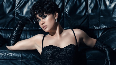 Lida Lee в мереживному максі з ремінцем прилягла на диван для спокусливих кадрів