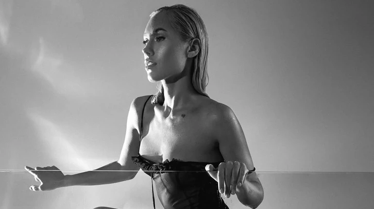 Квіткова у мокрій сукенці попозувала для чуттєвих ч/б кадрів у акваріумі