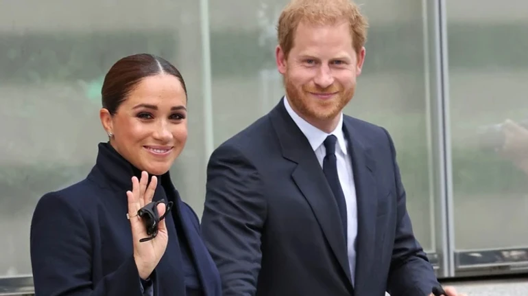 Меган Маркл у шовковій сукні кольору шартрез попозувала з принцом Гаррі на закритій вечірці Netflix