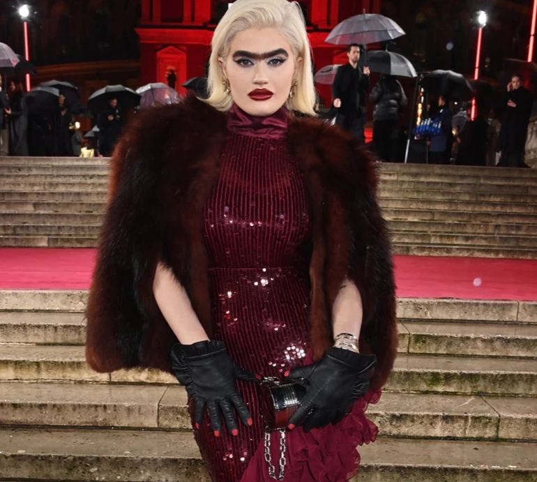 Американська модель з монобровою епатувала хідник British Fashion Awards