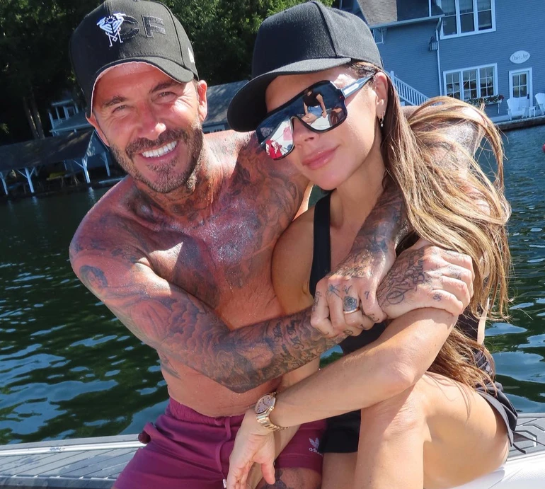 Танці на пляжі, яхта та футбол: Бекхеми із 3-ма дітьми та невісткою відірвалися на Багамах