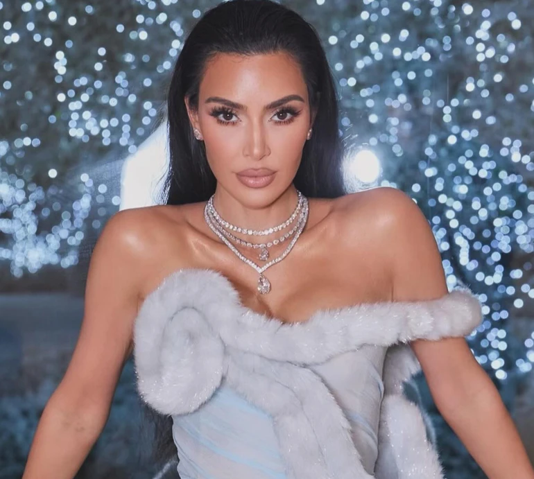 Кардашян у нюдовому бюсті та лосинах завзято покачала ноги та сідниці. Фото