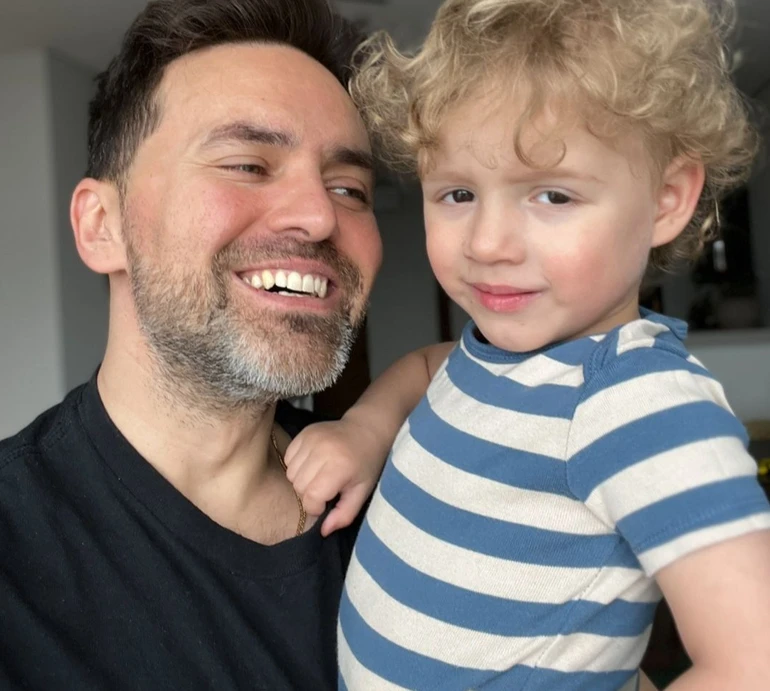 Уся кімната рівненько вимазана: Мірошниченко розказав, як вони з 2,5-річним сином розважалися вранці